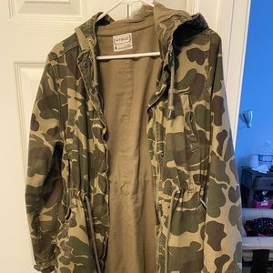 Fatigue jacket with drawstrings.